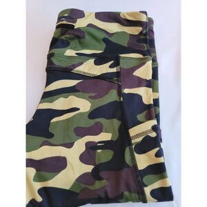 West Zero Two Sport Womens‎ M Camo Print Back Zip Pocket Capris Leggings